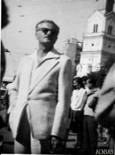 Părintele Arsenie Boca a fost fotografiat în haine civile de agenţii Securităţii care îl filau, iar imaginile au ajuns în dosarul de urmărire în anul 1962.