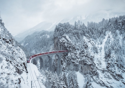 Peisaje de nedescris și un tren roșu: fotografiile care au devenit virale! Rămâi uimit