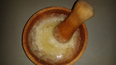 Greşeala pe care o face toată lumea când prepară mujdeiul de usturoi! NU mai pune ingredientul ăsta