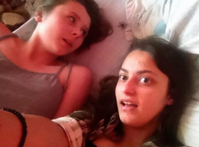 Cele două fete şi-au făcut un selfie în pat. Când au văzut ce a apărut între ele, s-au ÎNGROZIT
