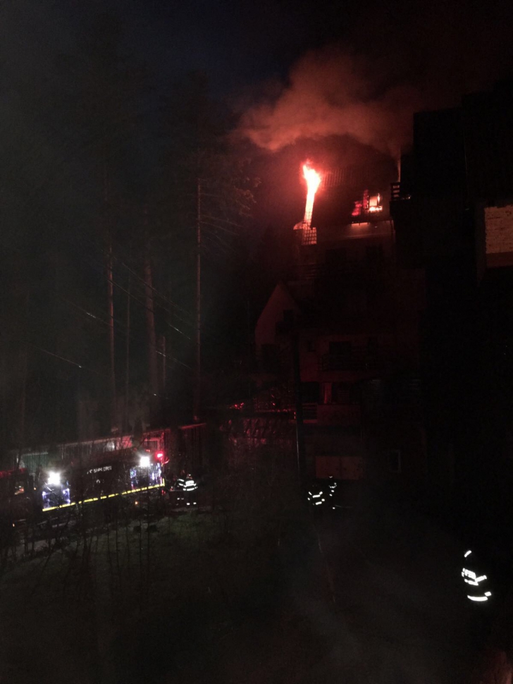 Incendiu puternic la un hotel din Sinaia. 50 de persoane evacuate