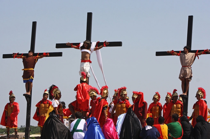 Cel mai șocant ritual religios! Bărbații sunt răstigniți pe cruce în fața unei mulțimi care aplaudă