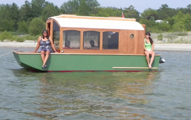Aveau o barcă normală. Au construit în ea o căsuţă şi îşi trăiesc bătrâneţea acolo. Cum arată 