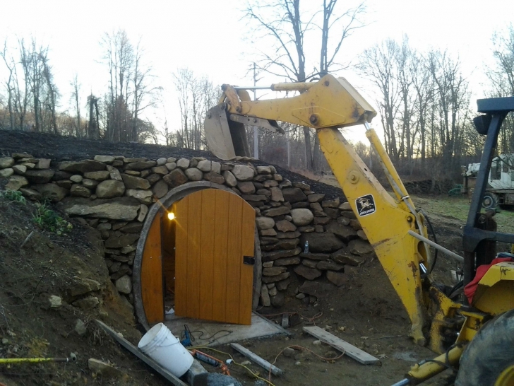 A construit casa HOBBIT ieftin şi cu puţină muncă depusă. Este ascunzătoarea perfectă