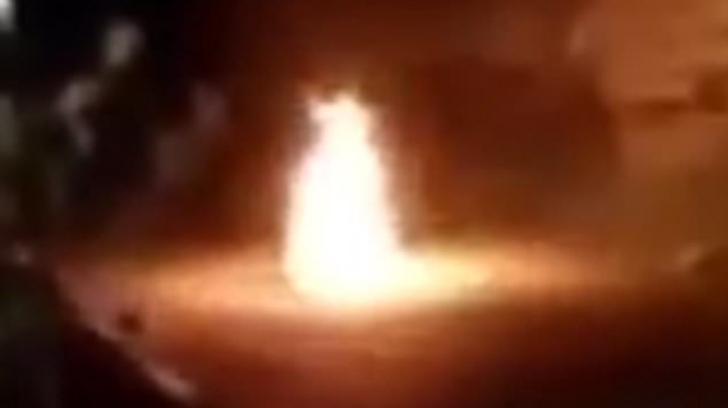 Imaginile astea au speriat internauții. Au filmat o VRĂJITOARE când a luat foc?