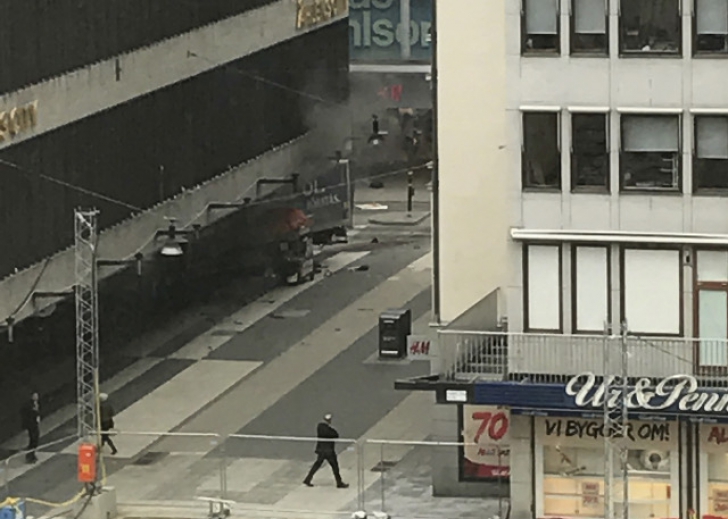 ATAC STOCKHOLM. Momentul în care camionul furat intră în mulţime, filmat