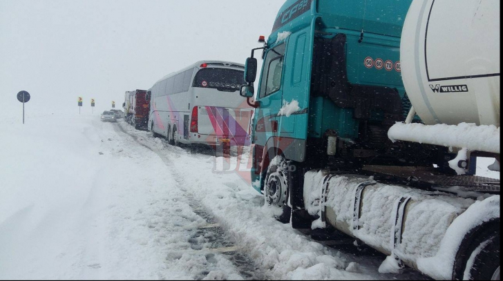 Imagini din INFERNUL ALB. Zeci de mașini blocate pe ruta Huși - Albița(VIDEO)