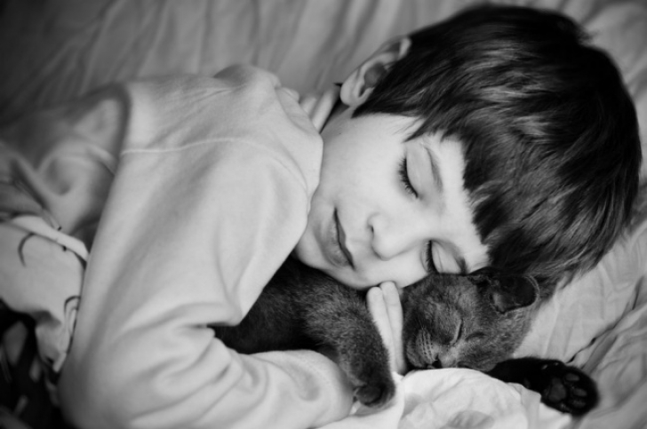 Relația dintre copii și animale de companie, în imagini! Fotografii emoționante