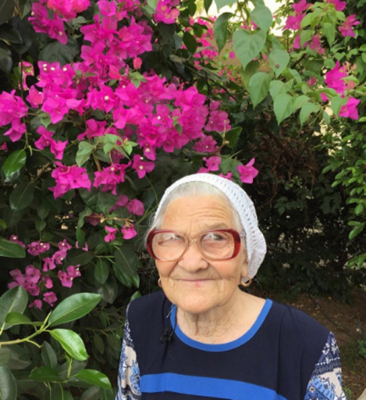 Ea e cea mai COOL bătrânică - e din Siberia şi a VISAT să serbeze 90 de ani în Republica Dominicană