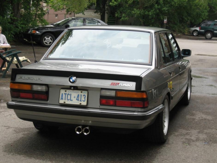 Cum arată cel mai RAR BMW din lume. Tocmai a fost scos la vânzare. Fabricat în 1984, costă 64.000$