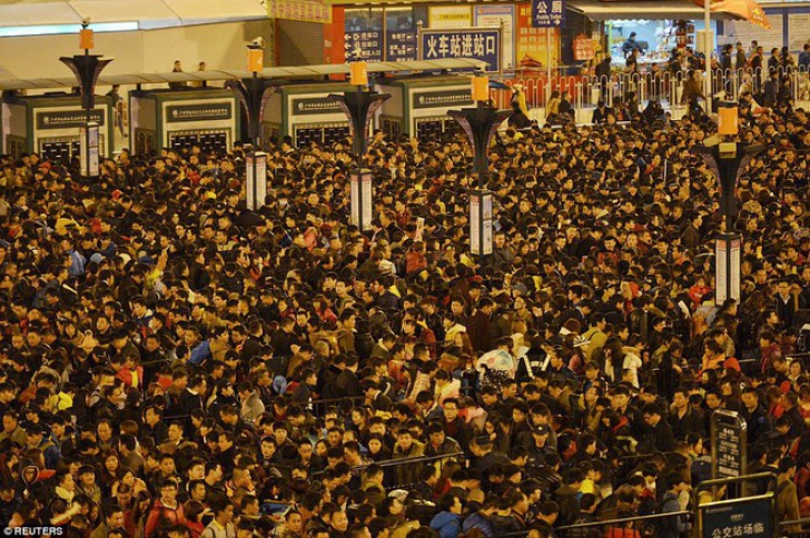 Ce se întâmplă când trenurile întârzie în China! Imagini incredibile