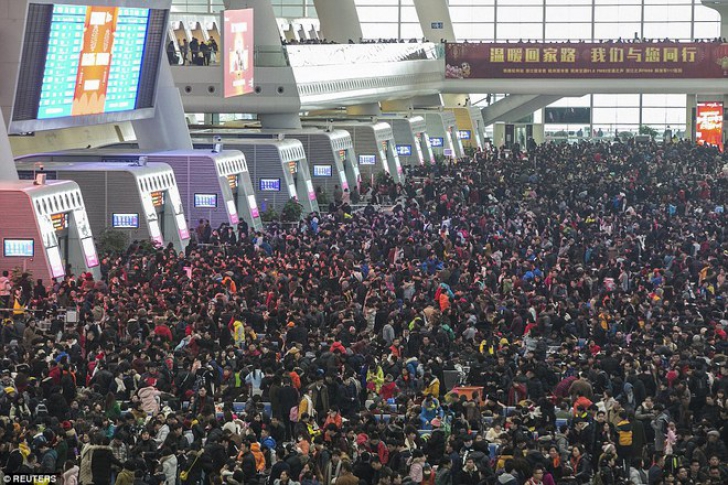 Ce se întâmplă când trenurile întârzie în China! Imagini incredibile