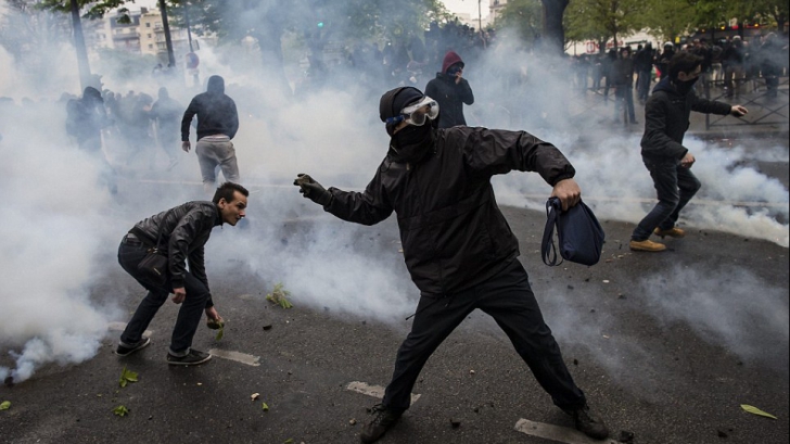 Proteste violente în Franța, după exit-poll-uri! Ciocniri între "antifasciști" și poliție la Paris