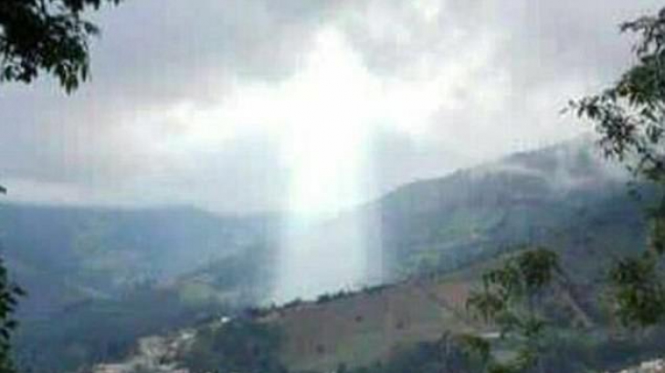 Incredibil! ”Iisus” a fost văzut în Columbia. Oamenii s-au adunat să filmeze