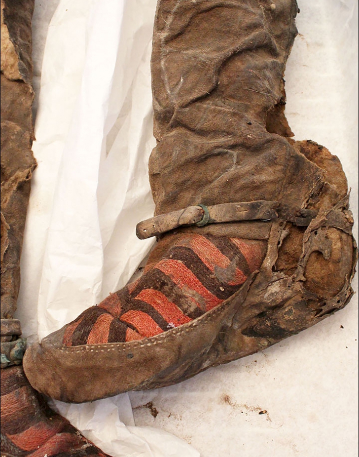 Mumia cu pantofi moderni