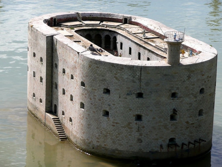 Construcţie ULUITOARE - fortăreaţa din planurile lui Napoleon, folosită abia 180 de ani mai târziu