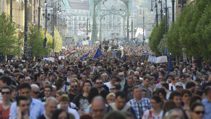 Mii de unguri au ieșit în stradă în sprijinul universității atacate de regimul Viktor Orban