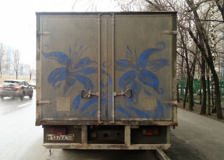 Ruşii din Moscova sunt DISPERAŢI. Un bărbat merge pe străzi şi desenează pe maşinile lor.Sau e artă?