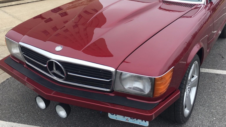 A durat 30 luni ca să modifice acest Mercedes 450SL vintage.Din faţă pare banal, dar în spate e UNIC