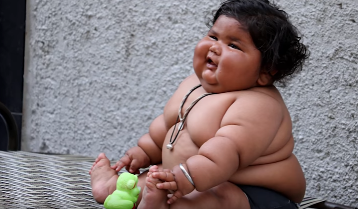 Cum arată cel mai gras bebeluş din lume. Cântăreşte 17 kilograme, la doar 8 luni