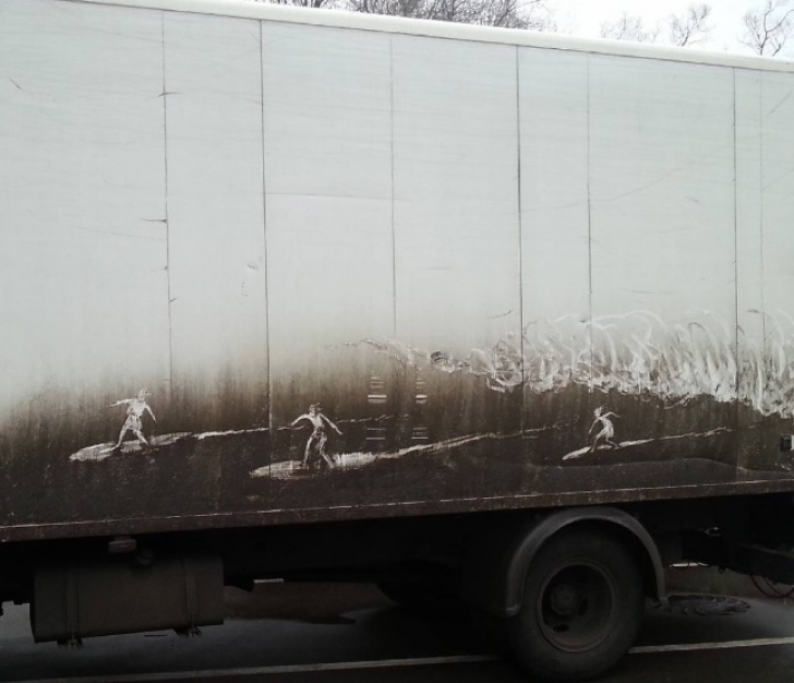 Ruşii din Moscova sunt DISPERAŢI. Un bărbat merge pe străzi şi desenează pe maşinile lor.Sau e artă?