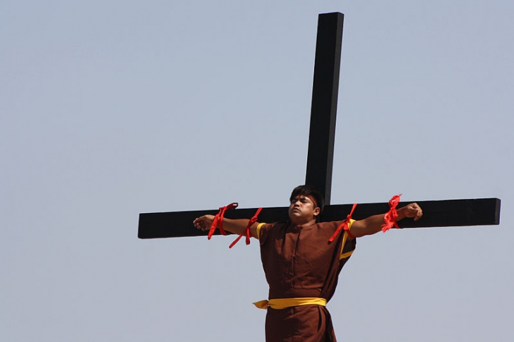 Cel mai șocant ritual religios! Bărbații sunt răstigniți pe cruce în fața unei mulțimi care aplaudă