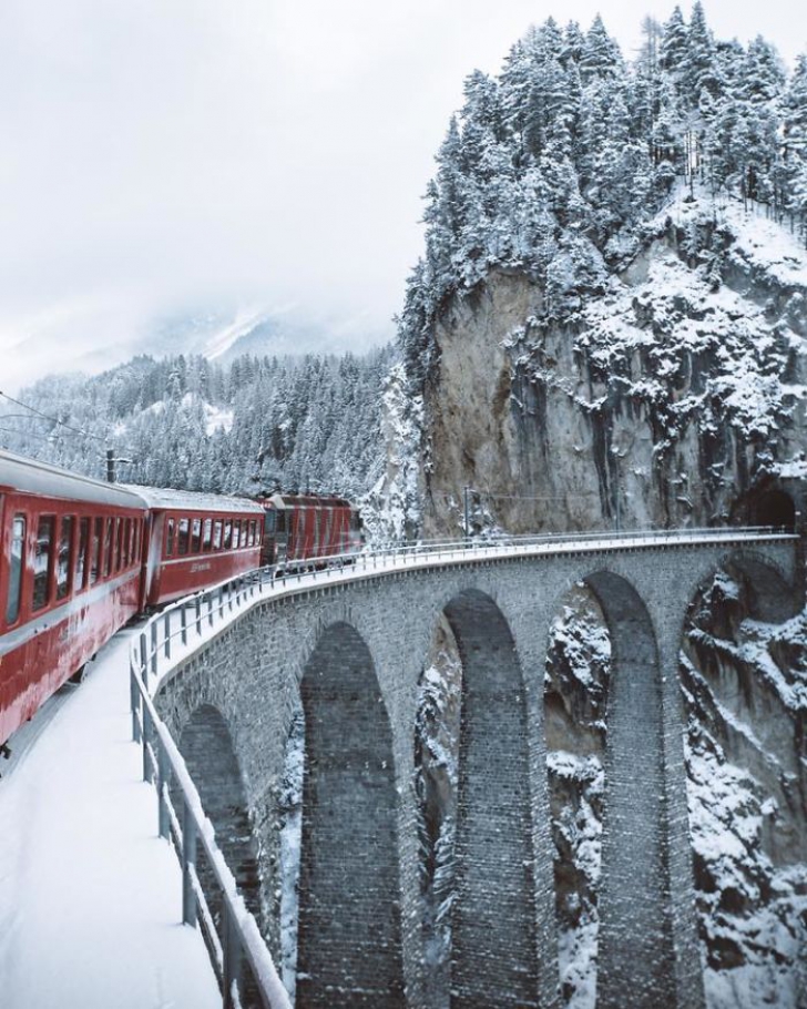 Peisaje de nedescris și un tren roșu: fotografiile care au devenit virale! Rămâi uimit