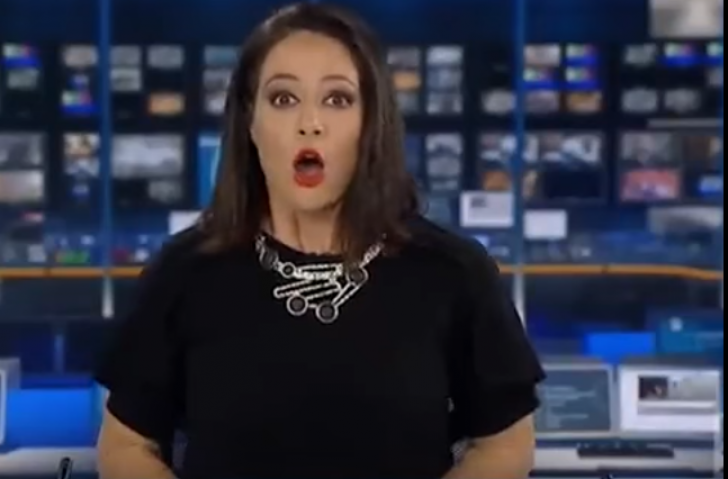 Ce făcea  o prezentatoare care nu știa că este în direct. S-a pierdut cu firea de rușine(VIDEO)