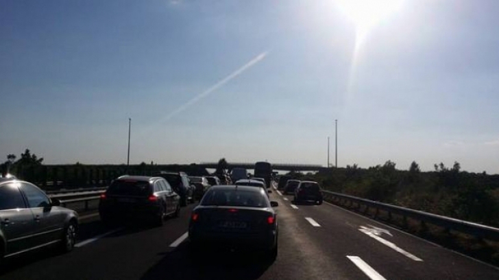 Accident pe autostrada A1. Se circulă cu dificultate