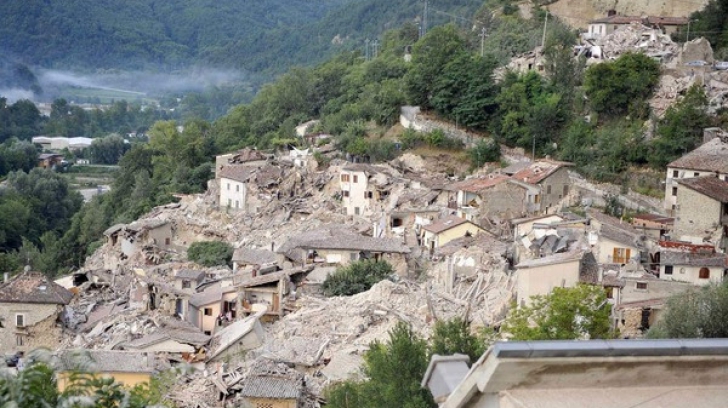 Primarul din Amatrice somează turiștii să nu-și mai facă selfie-uri cu ruinele rămase după cutremur