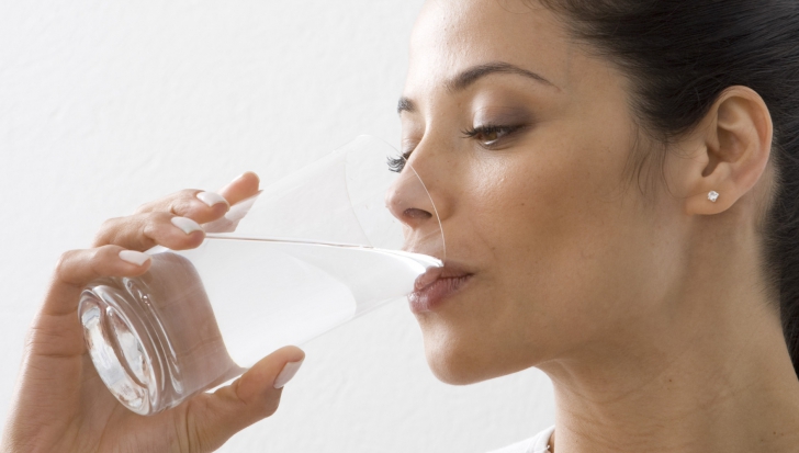 Care sunt cele patru momente ale zilei în care trebuie să bei apă pentru a-ți menține sănătatea