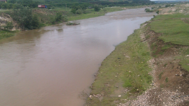 Alertă de poluare pe râul Arieș din munții Apuseni. O sondă cu steril a cedat