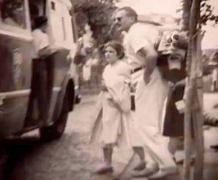 Părintele Arsenie Boca a fost fotografiat în haine civile de agenţii Securităţii care îl filau, iar imaginile au ajuns în dosarul de urmărire în anul 1962.