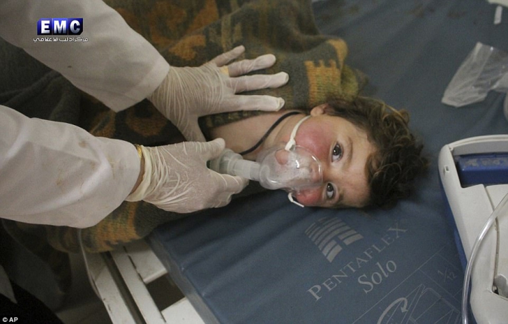 Imaginile groazei: Cum sunt trataţi copiii afectaţi de atacul chimic din Siria