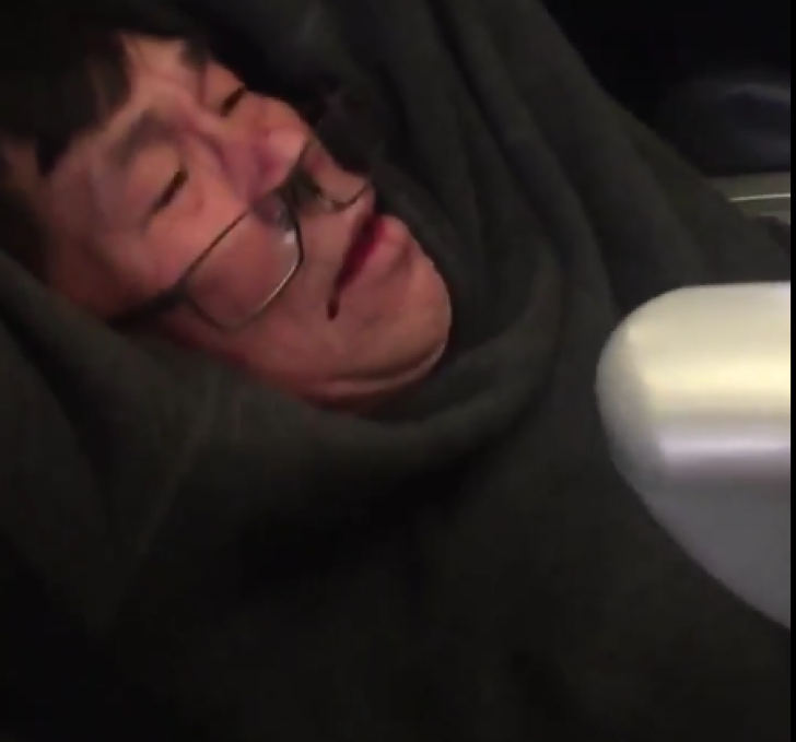 Un pasager a fost târât afară dintr-un avion, după ce a refuzat să iasă de bună voie(VIDEO) 