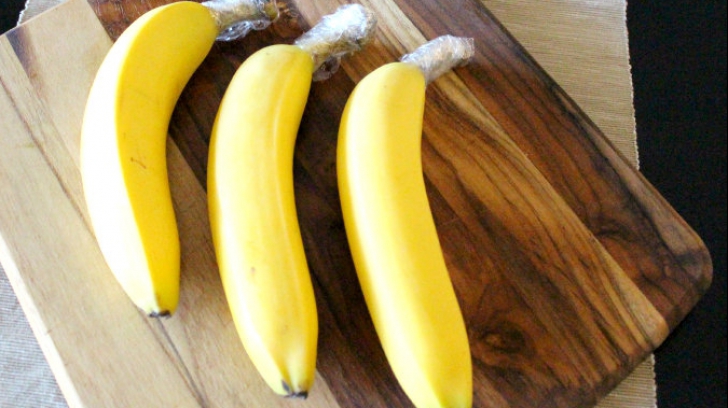 Leagă cozile bananelor cu folie alimentară. Efectul este uimitor 