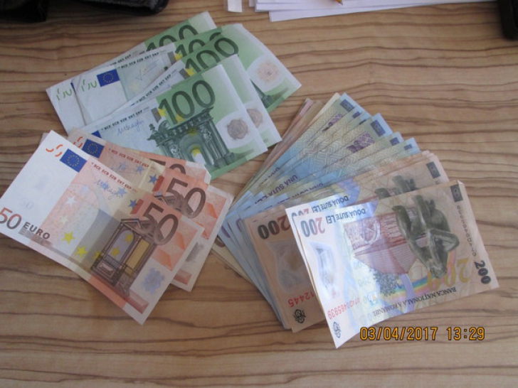 Ce a făcut un bărbat din Arad care a găsit un portofel plin cu bani pe stradă