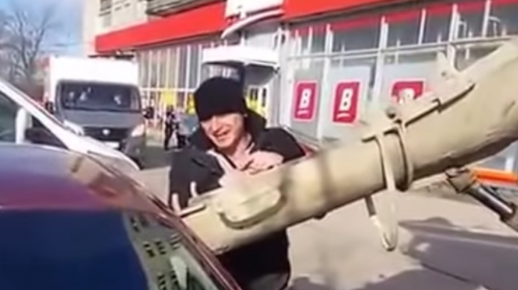 Un bărbat din Rusia a umplut maşina soţiei cu ciment! Femeia şi-a schimbat numele pentru o promoţie