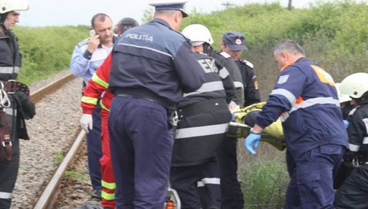 Trafic feroviar reluat, după ce o basculantă a fost lovită în plin de un tren: o victimă