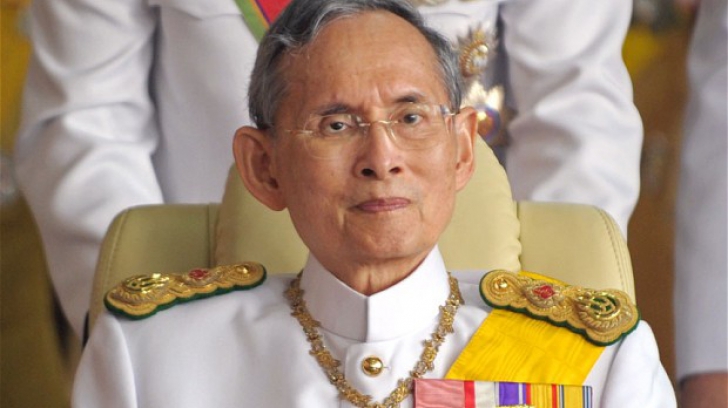 Regele Thailandei a murit acum 7 luni, dar nu a fost INCINERAT. Ce i se pregăteşte