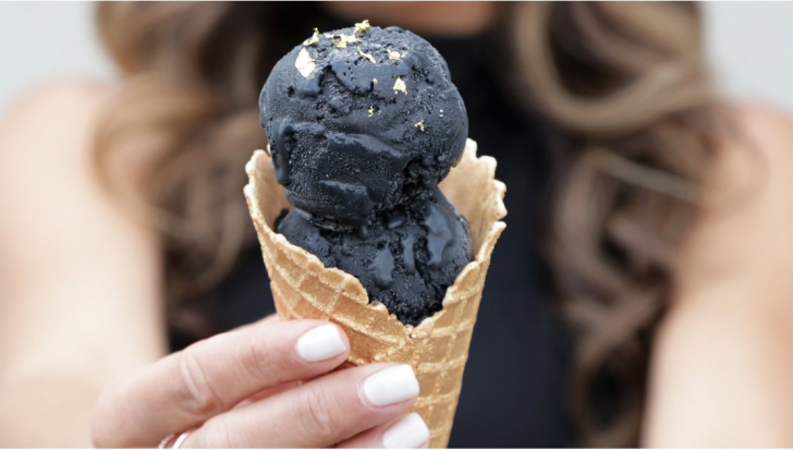 Înghețata neagră - cel mai la modă capriciu pentru cei cu gusturi morbide. Ai mânca așa ceva?