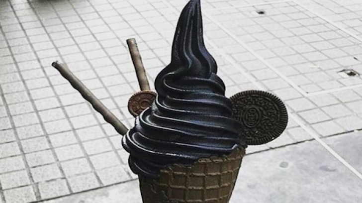 Înghețata neagră - cel mai la modă capriciu pentru cei cu gusturi morbide. Ai mânca așa ceva?