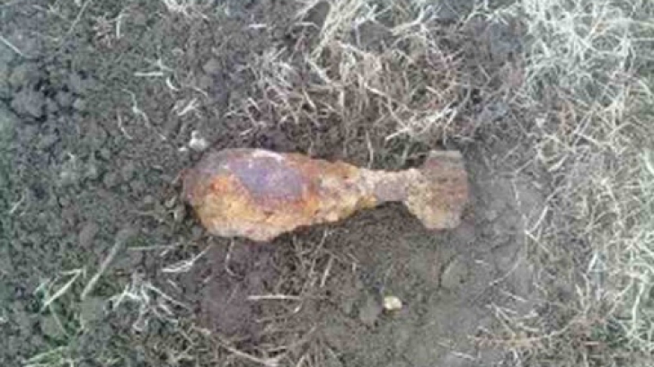 Bombă de aruncător, găsită pe un camp din Vaslui de un bărbat care ara