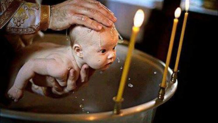 Motivul înspâimăntător pentru care unii copii sunt botezaţi de două ori. Se întâmplă şi în România!
