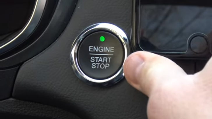Ce se întâmplă dacă apeşi din greşeală butonul de oprire a motorului în timp ce conduci