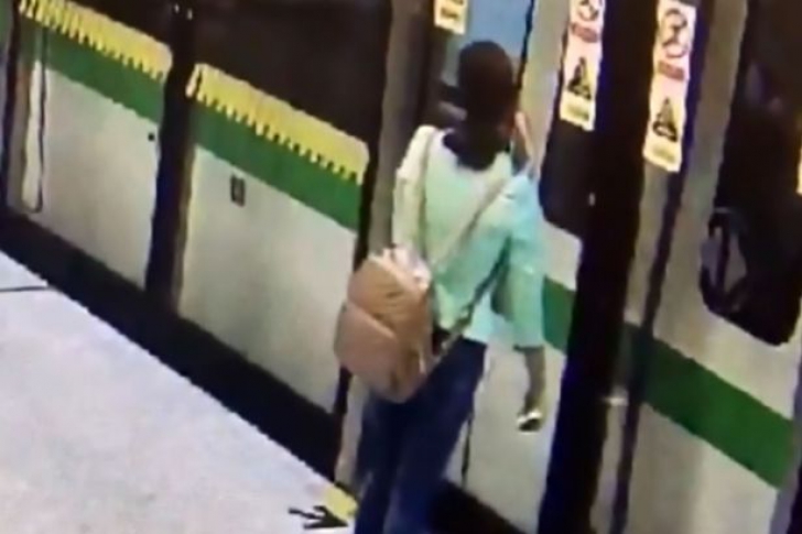 Coșmarul tuturor părinților. Ce au pățit o mamă și bebelușul ei la metrou. Totul a fost filmat 