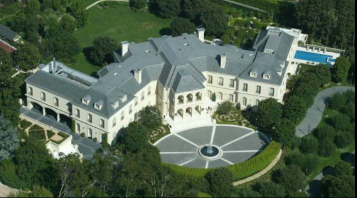 A renunţat la şcoală la vârsta de 12 ani ca să facă livrări pentru un croitor. Acum este miliardar