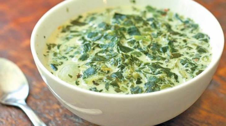 Cum prepari cea mai gustoasă ciorbă de salată verde cu lapte acru. Reţeta uitată de multă lume