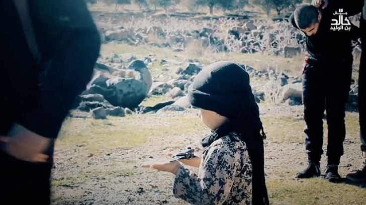 Video şocant! Un copil de şase ani participă la o decapitare marca ISIS