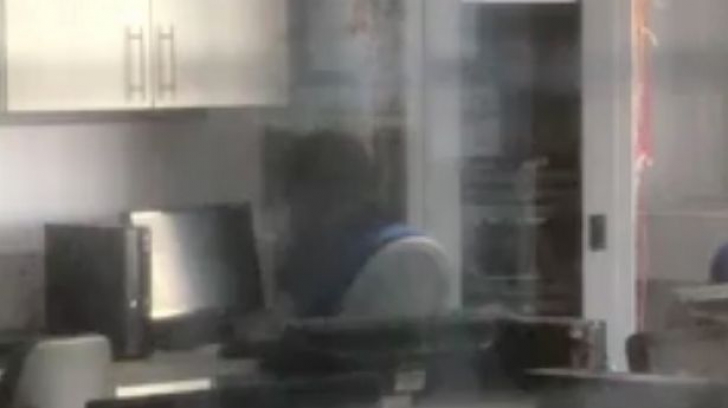 Au filmat o fantomă în timp ce stătea la calculator. Imaginile sunt horror